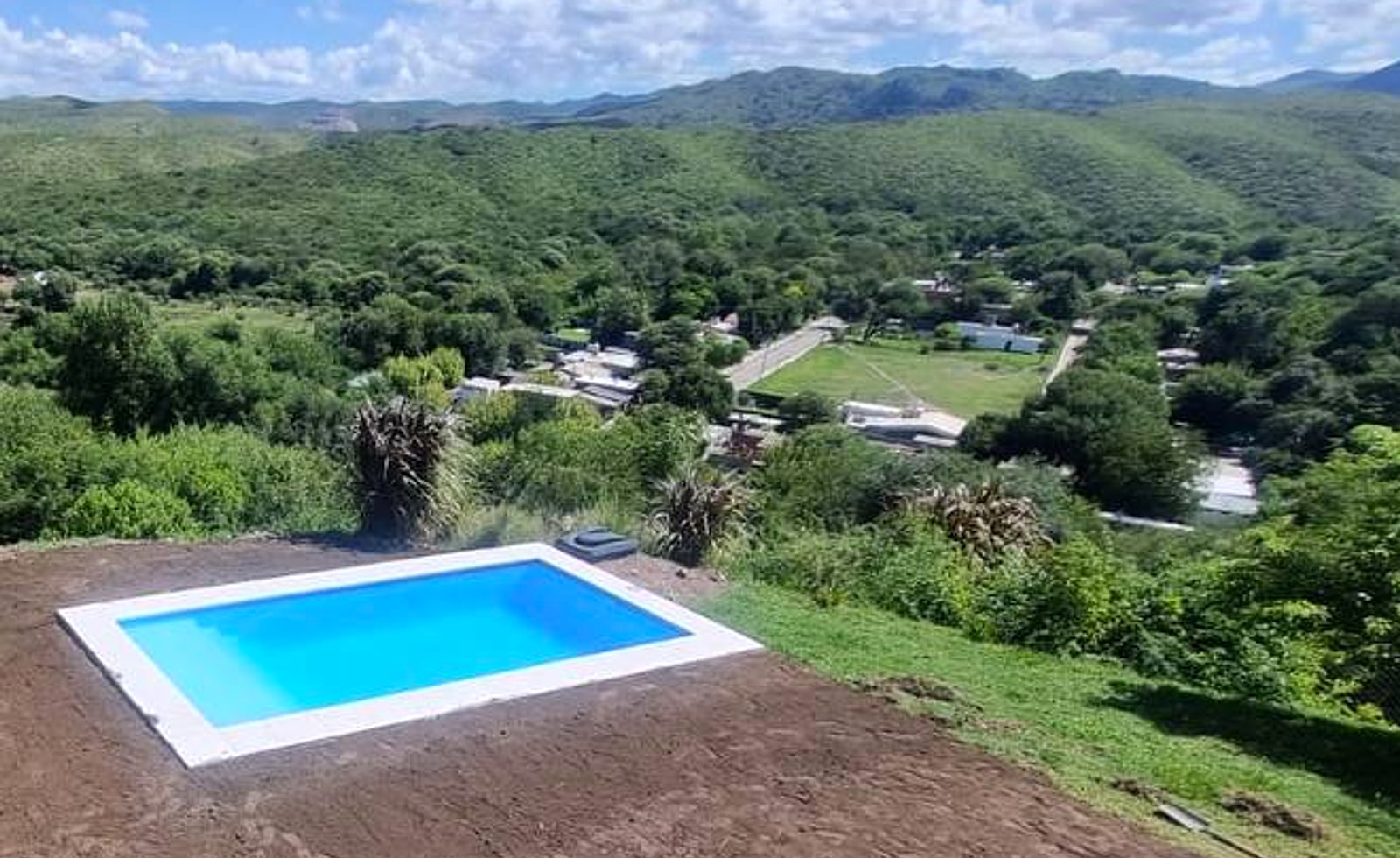 Jardín antes de tareas de mantenimiento