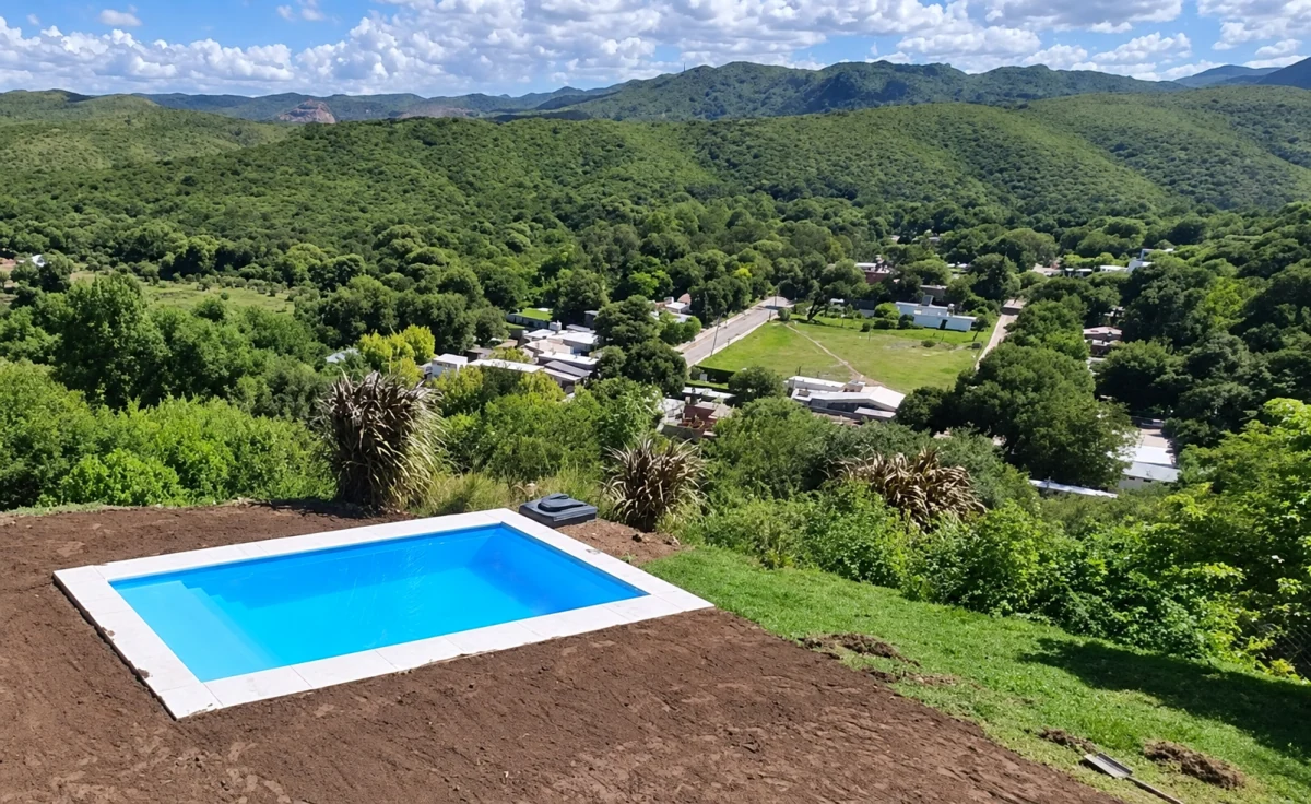 Antes: terreno de tierra sin césped alrededor de la pileta